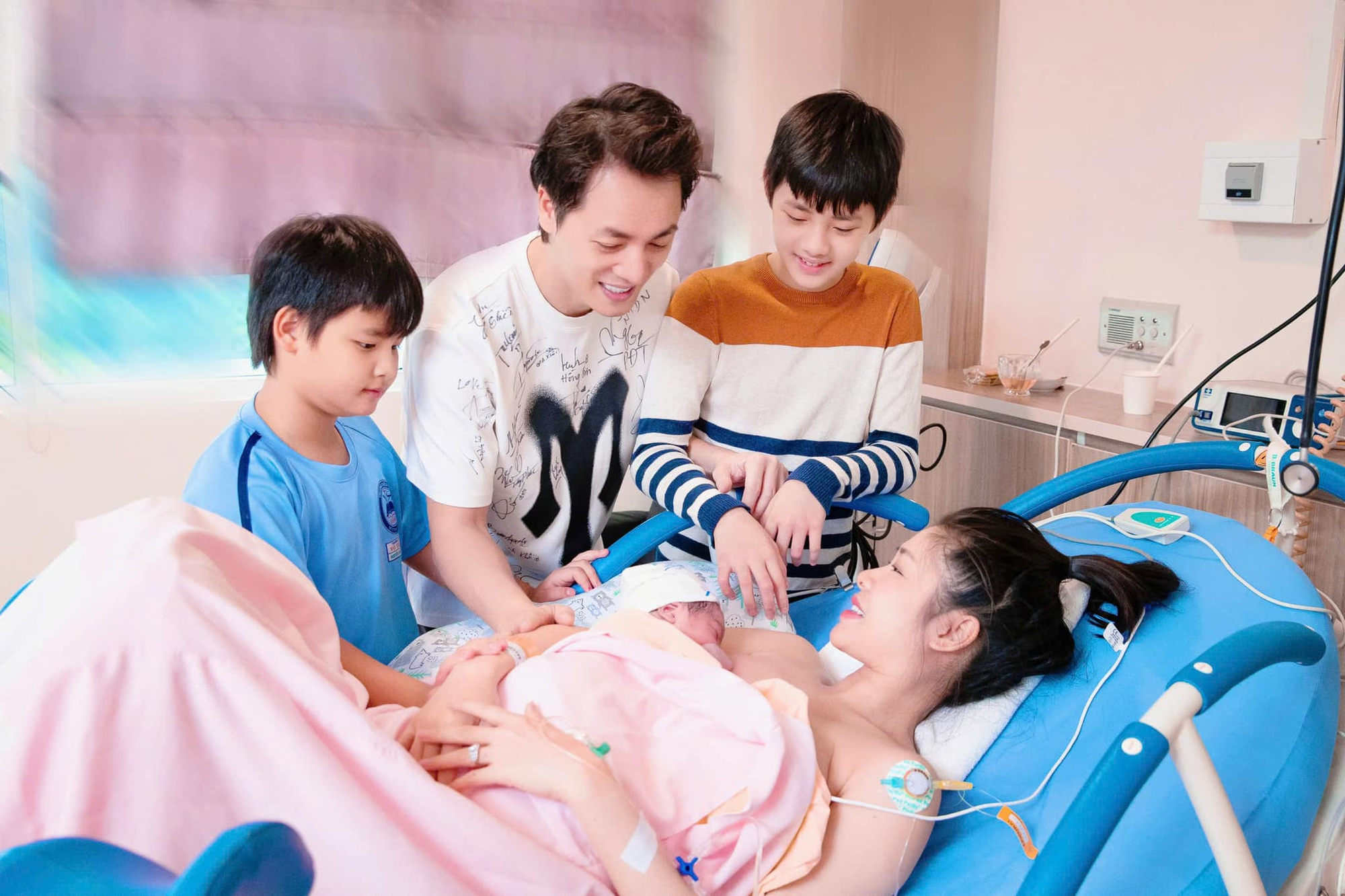 Chuyến đi xa đầu đời của bé út nhà Đăng Khôi - Thủy Anh: Dân tình vừa được dịp ngắm cả 3 quý tử, vừa ngạc nhiên với visual không thua gì bố của cậu cả- Ảnh 3. Chuyến đi xa đầu đời của bé út nhà Đăng Khôi - Thủy Anh: Dân tình vừa được dịp ngắm cả 3 quý tử, vừa ngạc nhiên với visual không thua gì bố của cậu cả- Ảnh 3.