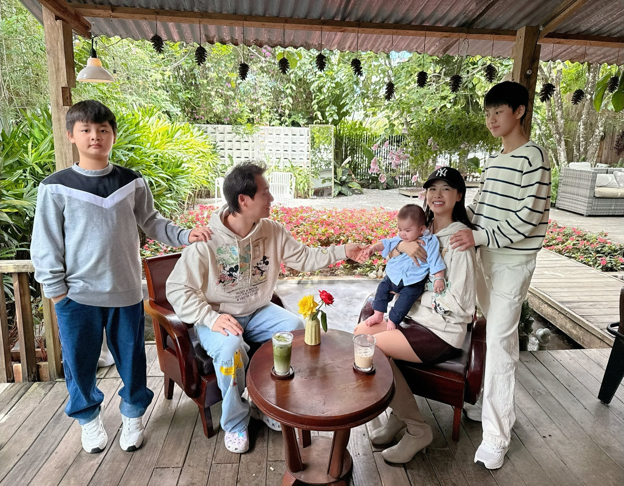 Chuyến đi xa đầu đời của bé út nhà Đăng Khôi - Thủy Anh: Dân tình vừa được dịp ngắm cả 3 quý tử, vừa ngạc nhiên với visual không thua gì bố của cậu cả- Ảnh 7. Chuyến đi xa đầu đời của bé út nhà Đăng Khôi - Thủy Anh: Dân tình vừa được dịp ngắm cả 3 quý tử, vừa ngạc nhiên với visual không thua gì bố của cậu cả- Ảnh 7.