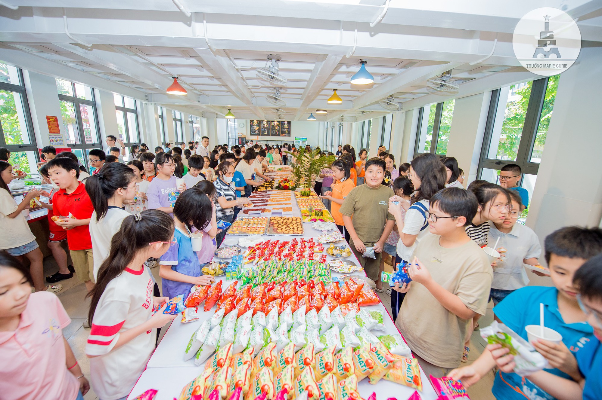 Ngôi trường luôn trong "top yêu thích" của phụ huynh Hà Nội chiêu đãi buffet như khách sạn 5 sao cho sĩ tử dự tuyển lớp 6 - Ảnh 10. Ngôi trường luôn trong "top yêu thích" của phụ huynh Hà Nội chiêu đãi buffet như khách sạn 5 sao cho sĩ tử dự tuyển lớp 6 - Ảnh 10.