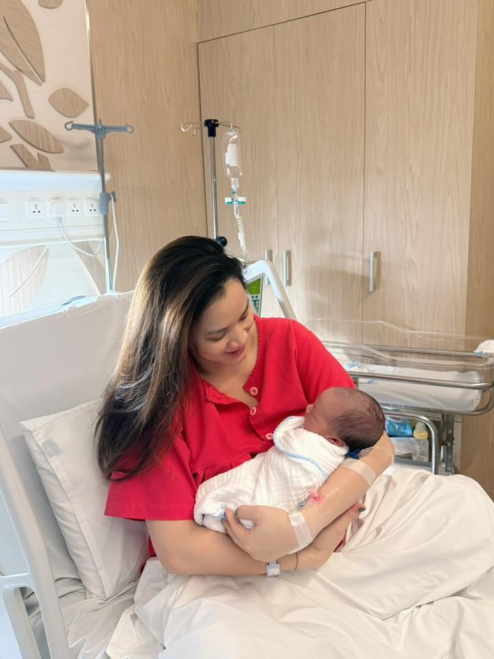 ‘Đệ nhất mỹ nhân gợi cảm’ của V-biz Trang Nhung, bà xã đạo diễn Hoàng Duy vừa sinh con thứ 3: Bé trai, nặng gần 4kg- Ảnh 1. ‘Đệ nhất mỹ nhân gợi cảm’ của V-biz Trang Nhung, bà xã đạo diễn Hoàng Duy vừa sinh con thứ 3: Bé trai, nặng gần 4kg- Ảnh 1.