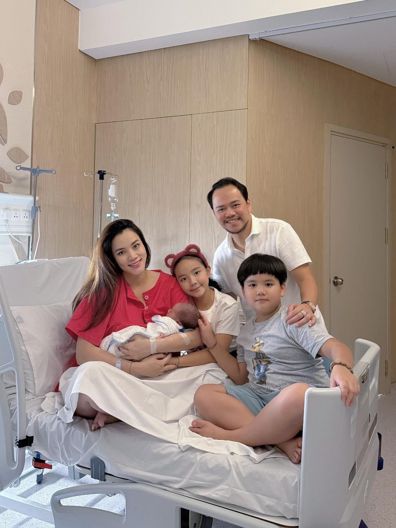 ‘Đệ nhất mỹ nhân gợi cảm’ của V-biz Trang Nhung, bà xã đạo diễn Hoàng Duy vừa sinh con thứ 3: Bé trai, nặng gần 4kg- Ảnh 2. ‘Đệ nhất mỹ nhân gợi cảm’ của V-biz Trang Nhung, bà xã đạo diễn Hoàng Duy vừa sinh con thứ 3: Bé trai, nặng gần 4kg- Ảnh 2.