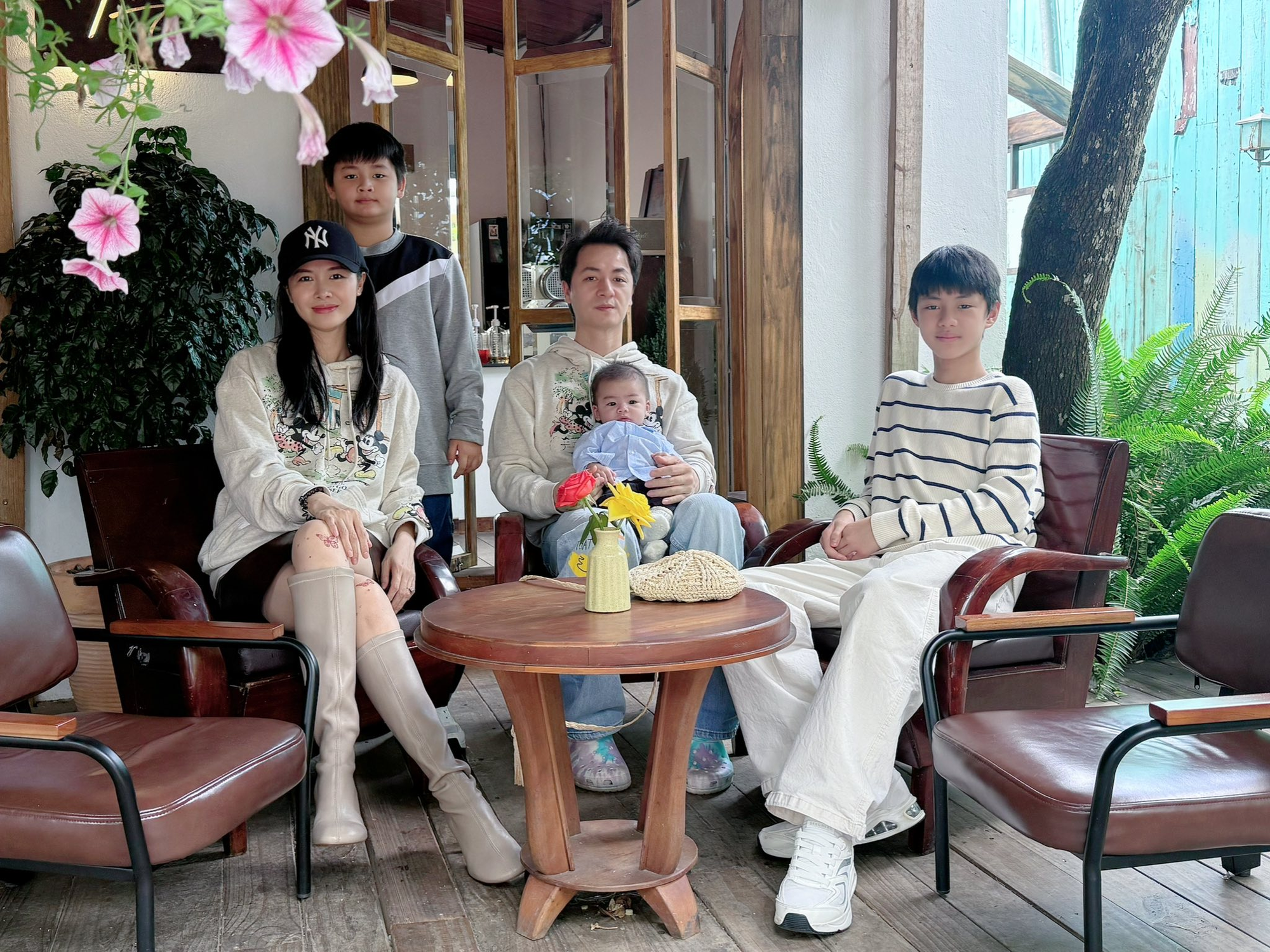 Chuyến đi xa đầu đời của bé út nhà Đăng Khôi - Thủy Anh: Dân tình vừa được dịp ngắm cả 3 quý tử, vừa ngạc nhiên với visual không thua gì bố của cậu cả- Ảnh 6. Chuyến đi xa đầu đời của bé út nhà Đăng Khôi - Thủy Anh: Dân tình vừa được dịp ngắm cả 3 quý tử, vừa ngạc nhiên với visual không thua gì bố của cậu cả- Ảnh 6.