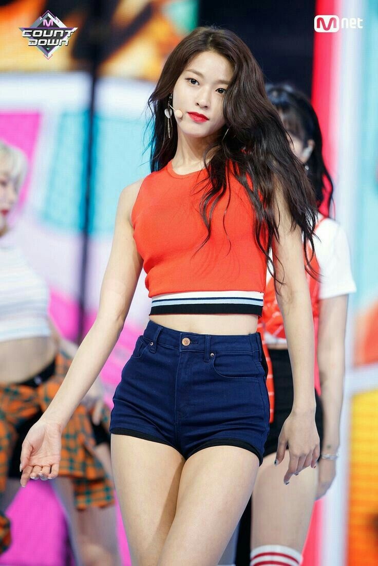 Đẳng cấp body "huyền thoại" của nữ idol gen 3, phải đứng cạnh standee của chính mình để chứng minh - Ảnh 7. Đẳng cấp body "huyền thoại" của nữ idol gen 3, phải đứng cạnh standee của chính mình để chứng minh - Ảnh 7.
