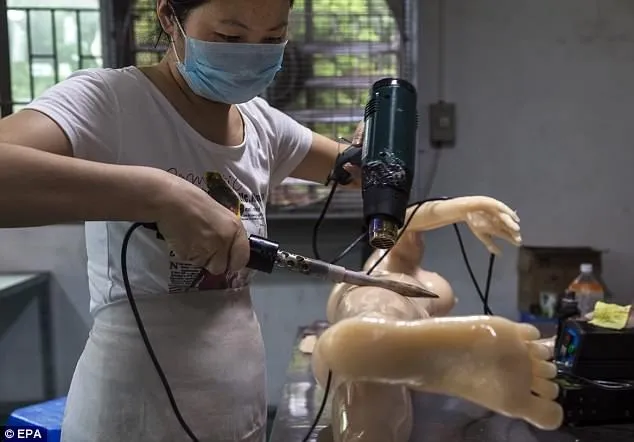 Bên trong nhà máy sản xuất búp bê người lớn AI - Ảnh 3. Bên trong nhà máy sản xuất búp bê người lớn AI - Ảnh 3.