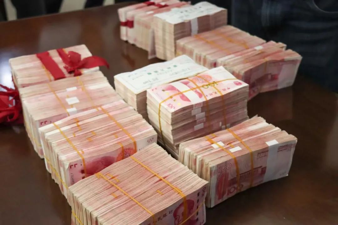 Phát hiện 3,6 tỷ đồng tiền mặt trong gói hàng của một người phụ nữ gửi cho 2 người lạ - Ảnh 2. Phát hiện 3,6 tỷ đồng tiền mặt trong gói hàng của một người phụ nữ gửi cho 2 người lạ - Ảnh 2.