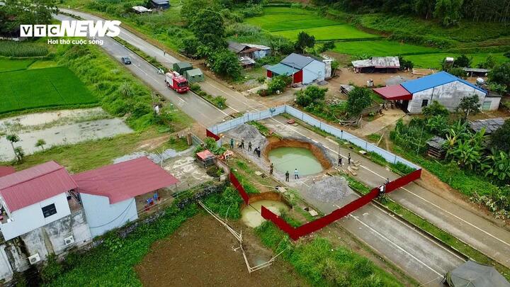 Xe máy rơi xuống 'hố tử thần': Nước dâng trở lại, 1 tuần chưa tìm thấy nạn nhân - Ảnh 1.