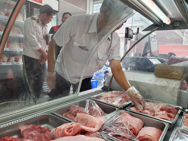 Hoàn tất lấy mẫu xét nghiệm tại 4 điểm bán thịt C.P. ở Sóc Trăng - Ảnh 2. Hoàn tất lấy mẫu xét nghiệm tại 4 điểm bán thịt C.P. ở Sóc Trăng - Ảnh 2.