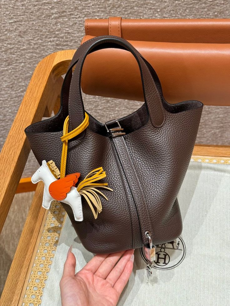 Chiếc túi Polo Play đang viral: Ngôi sao mới của Ralph Lauren hay bản dupe hoàn hảo của Hermès Picotin?- Ảnh 15. Chiếc túi Polo Play đang viral: Ngôi sao mới của Ralph Lauren hay bản dupe hoàn hảo của Hermès Picotin?- Ảnh 15.
