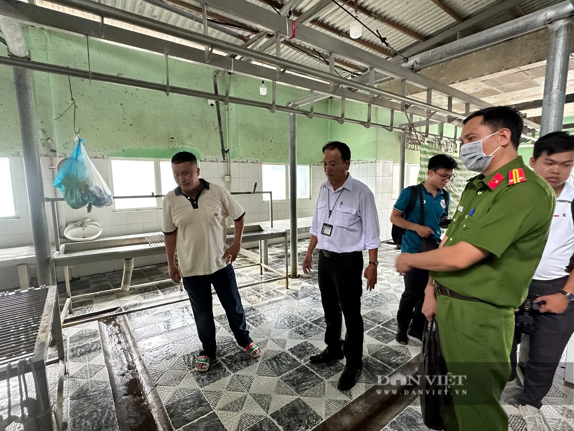 Cận cảnh bên trong cơ sở giết mổ heo gia công cho Công ty C.P Việt Nam tại Hậu Giang - Ảnh 2. Cận cảnh bên trong cơ sở giết mổ heo gia công cho Công ty C.P Việt Nam tại Hậu Giang - Ảnh 2.