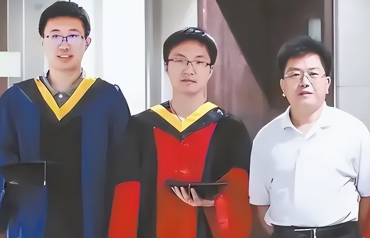 Thủ khoa đại học, Tiến sĩ danh giá kiếm hơn 40 tỷ đồng/năm TỰ VẪN vì bị đuổi việc - Câu chuyện đau lòng là bài học cảnh tỉnh nhiều cha mẹ!- Ảnh 2. Thủ khoa đại học, Tiến sĩ danh giá kiếm hơn 40 tỷ đồng/năm TỰ VẪN vì bị đuổi việc - Câu chuyện đau lòng là bài học cảnh tỉnh nhiều cha mẹ!- Ảnh 2.