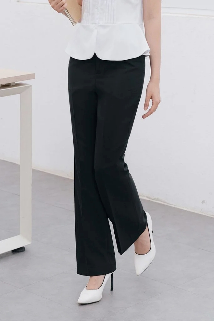 Phụ nữ tuổi 50+ đừng cố níu kéo T-shirt, quần short nữa: Đây là 4 món đồ “chân ái” của mùa hè giúp bạn mặc đẹp, che dáng và sang lên từng ngày- Ảnh 9. Phụ nữ tuổi 50+ đừng cố níu kéo T-shirt, quần short nữa: Đây là 4 món đồ “chân ái” của mùa hè giúp bạn mặc đẹp, che dáng và sang lên từng ngày- Ảnh 9.
