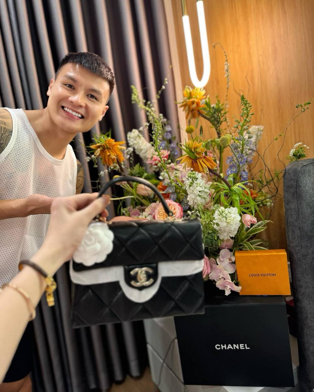Quang Hải vừa tặng siêu xe gần chục tỷ, Chu Thanh Huyền lại “đòi”thêm túi Chanel, phản ứng của chàng cầu thủ gây bất ngờ- Ảnh 2. Quang Hải vừa tặng siêu xe gần chục tỷ, Chu Thanh Huyền lại “đòi”thêm túi Chanel, phản ứng của chàng cầu thủ gây bất ngờ- Ảnh 2.
