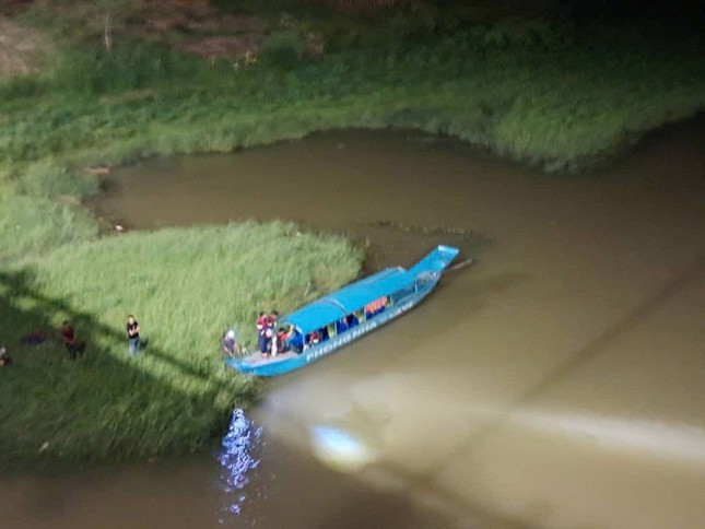 Trắng đêm tìm kiếm thanh niên nghi nhảy cầu ở Quảng Bình - Ảnh 2. Trắng đêm tìm kiếm thanh niên nghi nhảy cầu ở Quảng Bình - Ảnh 2.