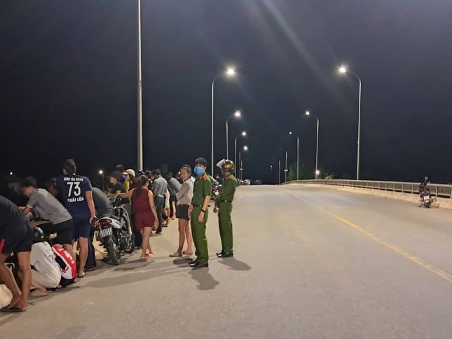Trắng đêm tìm kiếm thanh niên nghi nhảy cầu ở Quảng Bình - Ảnh 1. Trắng đêm tìm kiếm thanh niên nghi nhảy cầu ở Quảng Bình - Ảnh 1.