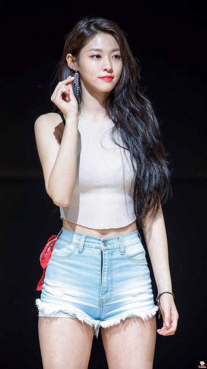 Đẳng cấp body "huyền thoại" của nữ idol gen 3, phải đứng cạnh standee của chính mình để chứng minh - Ảnh 11. Đẳng cấp body "huyền thoại" của nữ idol gen 3, phải đứng cạnh standee của chính mình để chứng minh - Ảnh 11.