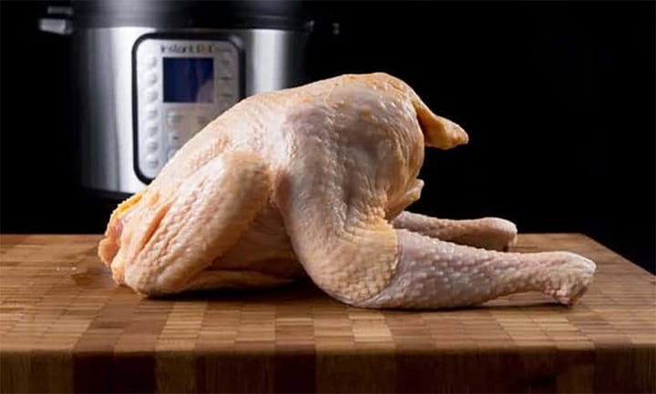 Cách luộc gà không cần nước cực nhanh bằng nồi áp suất - Ảnh 1. Cách luộc gà không cần nước cực nhanh bằng nồi áp suất - Ảnh 1.