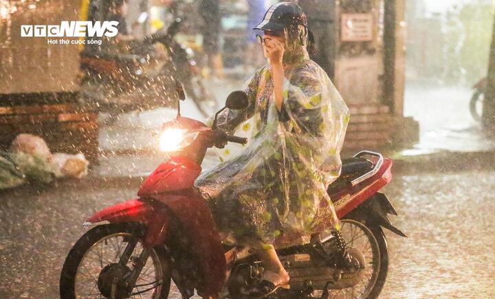 Chiều tối nay, miền Bắc đón mưa giải nhiệt, kết thúc chuỗi ngày nắng hơn 40°C - Ảnh 1. Chiều tối nay, miền Bắc đón mưa giải nhiệt, kết thúc chuỗi ngày nắng hơn 40°C - Ảnh 1.