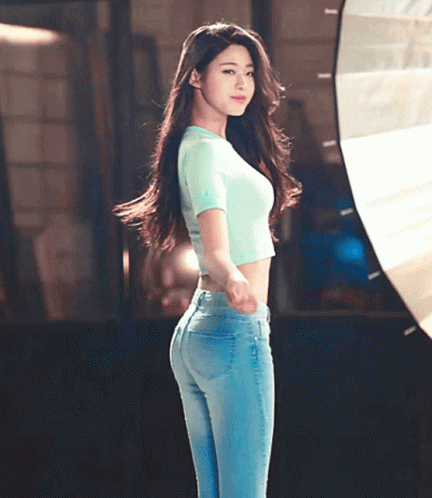Đẳng cấp body "huyền thoại" của nữ idol gen 3, phải đứng cạnh standee của chính mình để chứng minh - Ảnh 2. Đẳng cấp body "huyền thoại" của nữ idol gen 3, phải đứng cạnh standee của chính mình để chứng minh - Ảnh 2.
