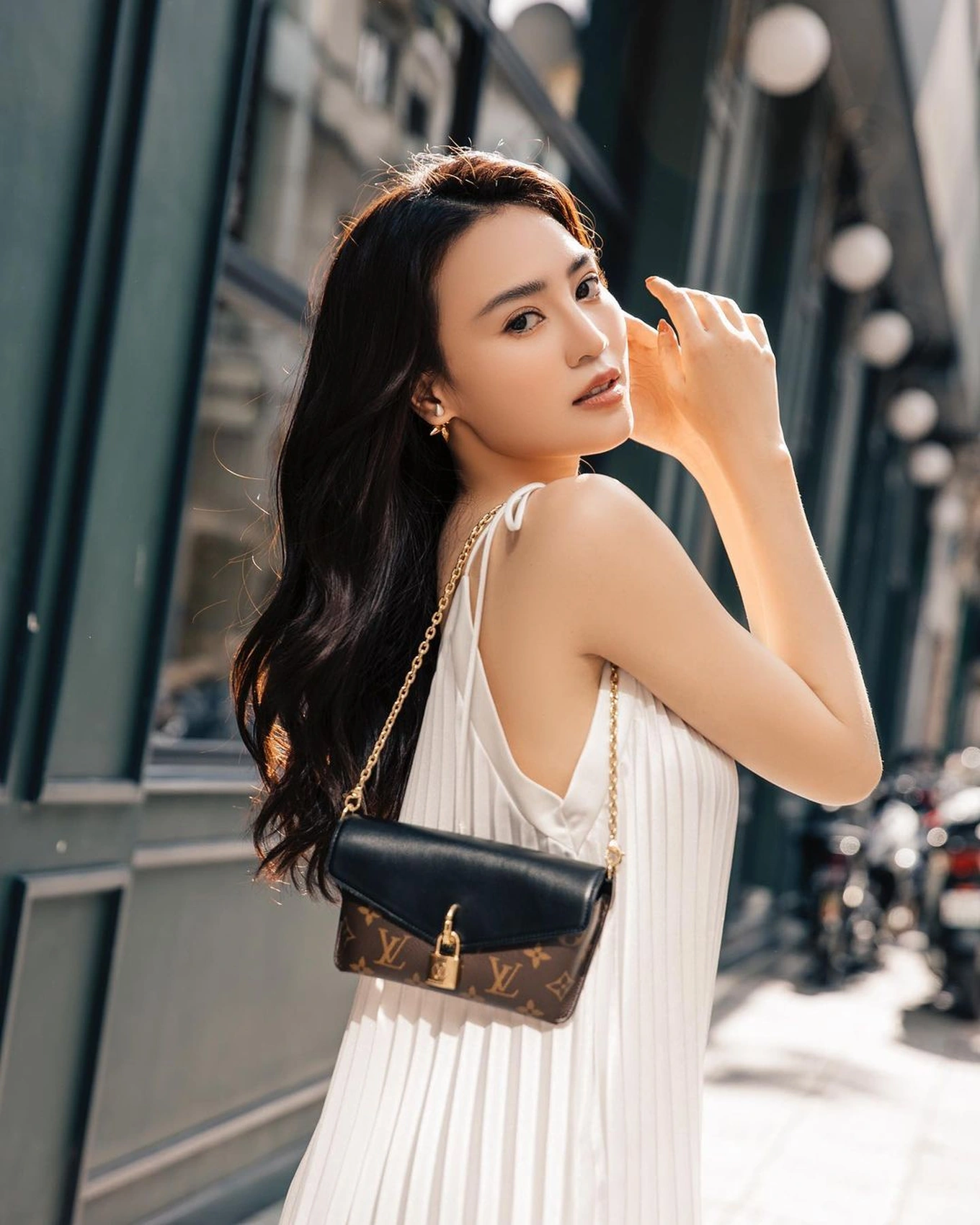 Cuộc sống của &quot;ngọc nữ Việt&quot; ở biệt thự 2 mặt tiền thuộc khu đắt đỏ nhất TPHCM, thu nhập 40 tỷ 1 năm - Ảnh 1.