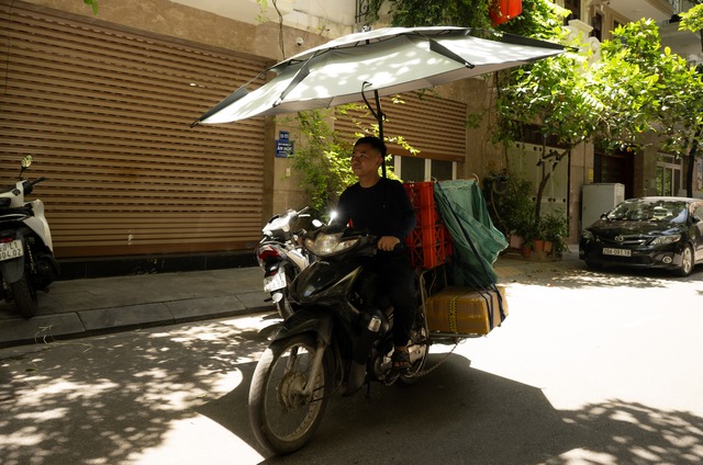 Hà Nội hóa "chảo lửa" giữa trưa 40 độ C: Xuất hiện ảo ảnh trên đường, người dân biến tấu muôn kiểu chống nắng - Ảnh 13. Hà Nội hóa "chảo lửa" giữa trưa 40 độ C: Xuất hiện ảo ảnh trên đường, người dân biến tấu muôn kiểu chống nắng - Ảnh 13.