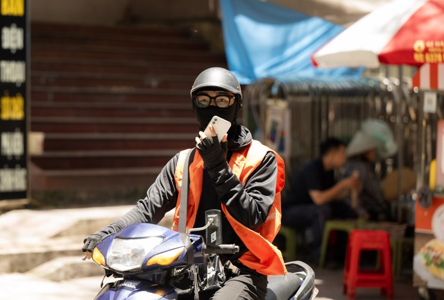 Hà Nội hóa "chảo lửa" giữa trưa 40 độ C: Xuất hiện ảo ảnh trên đường, người dân biến tấu muôn kiểu chống nắng - Ảnh 14. Hà Nội hóa "chảo lửa" giữa trưa 40 độ C: Xuất hiện ảo ảnh trên đường, người dân biến tấu muôn kiểu chống nắng - Ảnh 14.