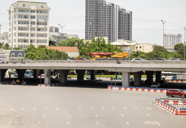Hà Nội hóa "chảo lửa" giữa trưa 40 độ C: Xuất hiện ảo ảnh trên đường, người dân biến tấu muôn kiểu chống nắng - Ảnh 2. Hà Nội hóa "chảo lửa" giữa trưa 40 độ C: Xuất hiện ảo ảnh trên đường, người dân biến tấu muôn kiểu chống nắng - Ảnh 2.