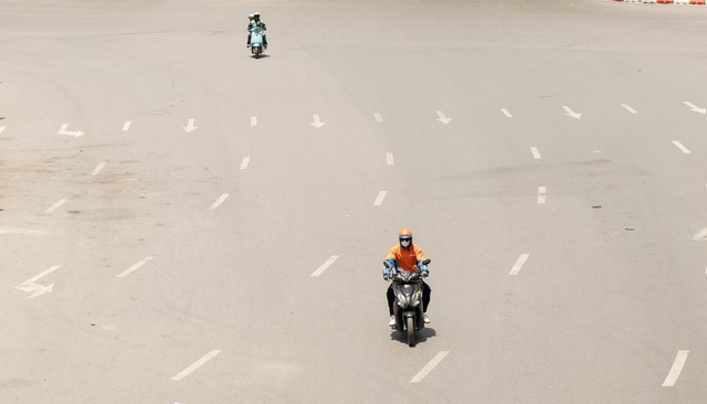Hà Nội hóa "chảo lửa" giữa trưa 40 độ C: Xuất hiện ảo ảnh trên đường, người dân biến tấu muôn kiểu chống nắng - Ảnh 4. Hà Nội hóa "chảo lửa" giữa trưa 40 độ C: Xuất hiện ảo ảnh trên đường, người dân biến tấu muôn kiểu chống nắng - Ảnh 4.