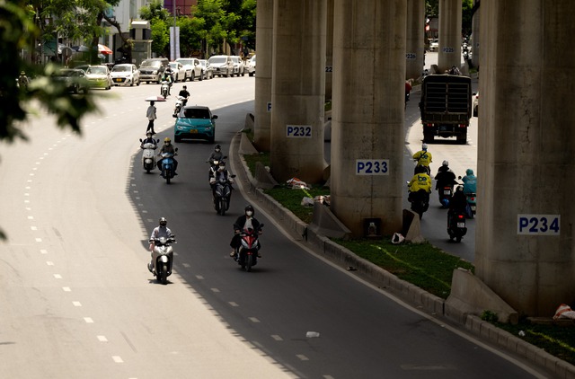 Hà Nội hóa "chảo lửa" giữa trưa 40 độ C: Xuất hiện ảo ảnh trên đường, người dân biến tấu muôn kiểu chống nắng - Ảnh 7. Hà Nội hóa "chảo lửa" giữa trưa 40 độ C: Xuất hiện ảo ảnh trên đường, người dân biến tấu muôn kiểu chống nắng - Ảnh 7.