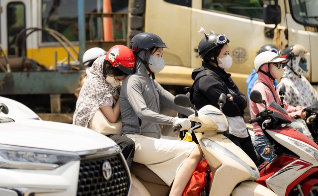 Hà Nội hóa "chảo lửa" giữa trưa 40 độ C: Xuất hiện ảo ảnh trên đường, người dân biến tấu muôn kiểu chống nắng - Ảnh 10. Hà Nội hóa "chảo lửa" giữa trưa 40 độ C: Xuất hiện ảo ảnh trên đường, người dân biến tấu muôn kiểu chống nắng - Ảnh 10.