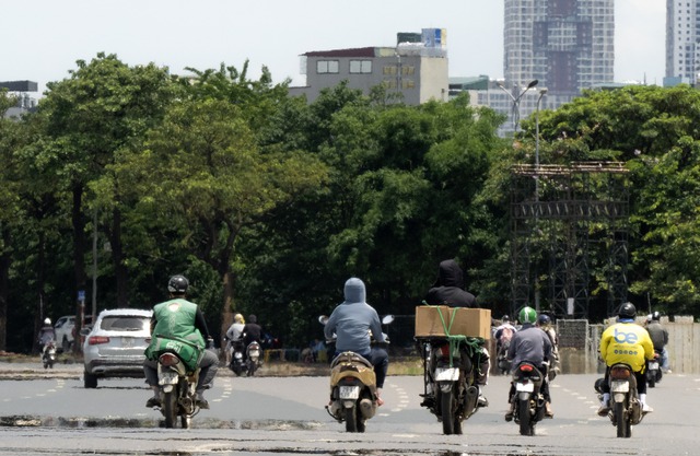 Hà Nội hóa "chảo lửa" giữa trưa 40 độ C: Xuất hiện ảo ảnh trên đường, người dân biến tấu muôn kiểu chống nắng - Ảnh 5. Hà Nội hóa "chảo lửa" giữa trưa 40 độ C: Xuất hiện ảo ảnh trên đường, người dân biến tấu muôn kiểu chống nắng - Ảnh 5.