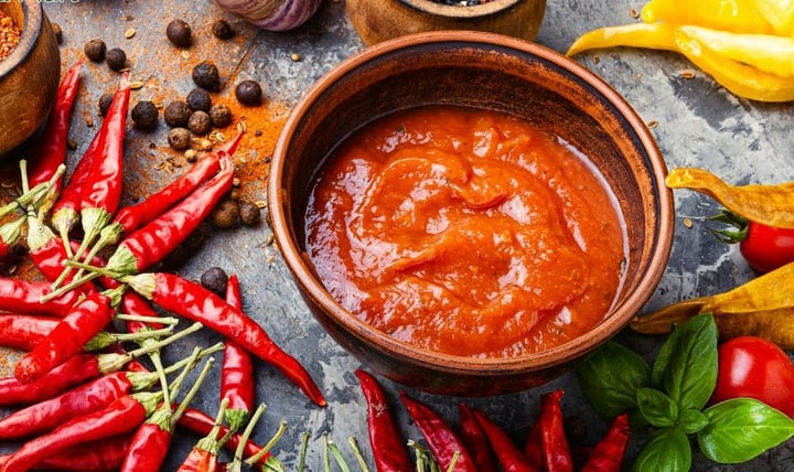 Cách phân biệt tương ớt sạch và tương ớt bẩn - Ảnh 1. Cách phân biệt tương ớt sạch và tương ớt bẩn - Ảnh 1.