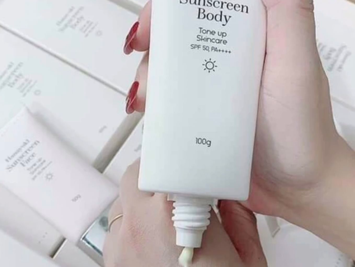 DN vừa bị khởi tố vì sản xuất kem chống nắng giả cho công ty chồng Đoàn Di Băng: Ai đứng sau? - Ảnh 2. DN vừa bị khởi tố vì sản xuất kem chống nắng giả cho công ty chồng Đoàn Di Băng: Ai đứng sau? - Ảnh 2.