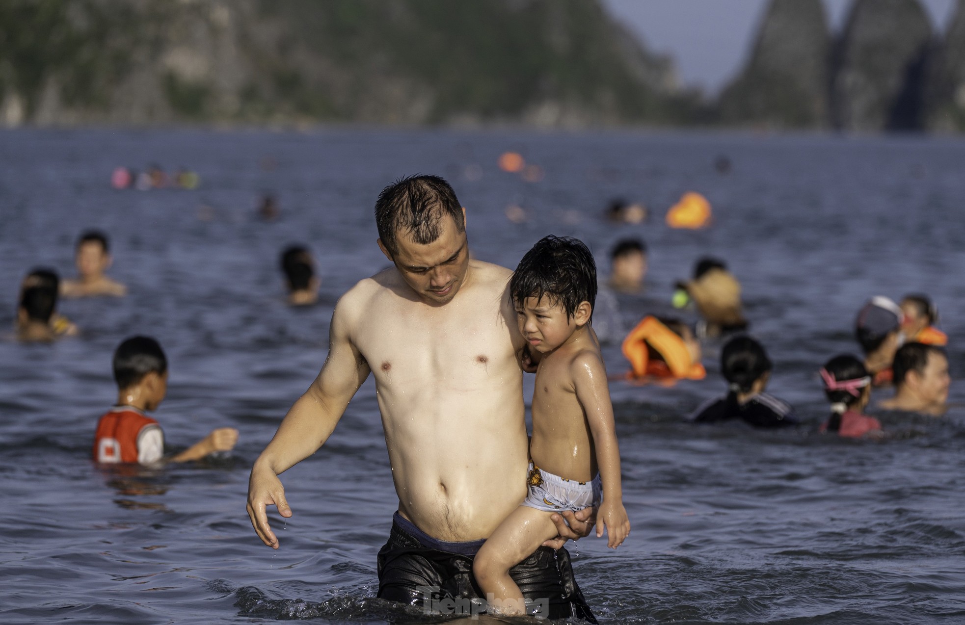 Người dân Hạ Long đưa trẻ nhỏ ra biển tránh nóng - Ảnh 18. Người dân Hạ Long đưa trẻ nhỏ ra biển tránh nóng - Ảnh 18.