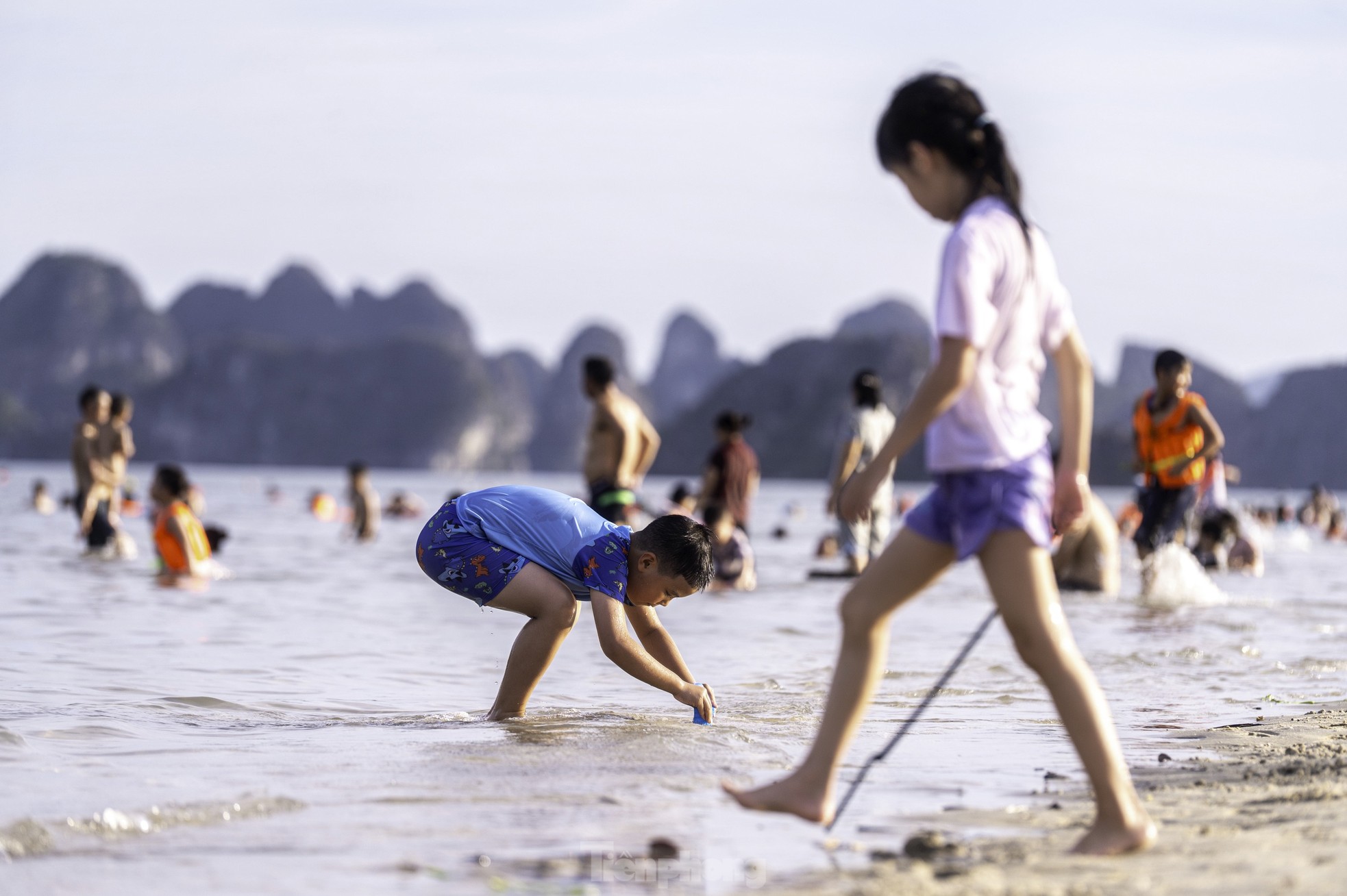 Người dân Hạ Long đưa trẻ nhỏ ra biển tránh nóng - Ảnh 4. Người dân Hạ Long đưa trẻ nhỏ ra biển tránh nóng - Ảnh 4.