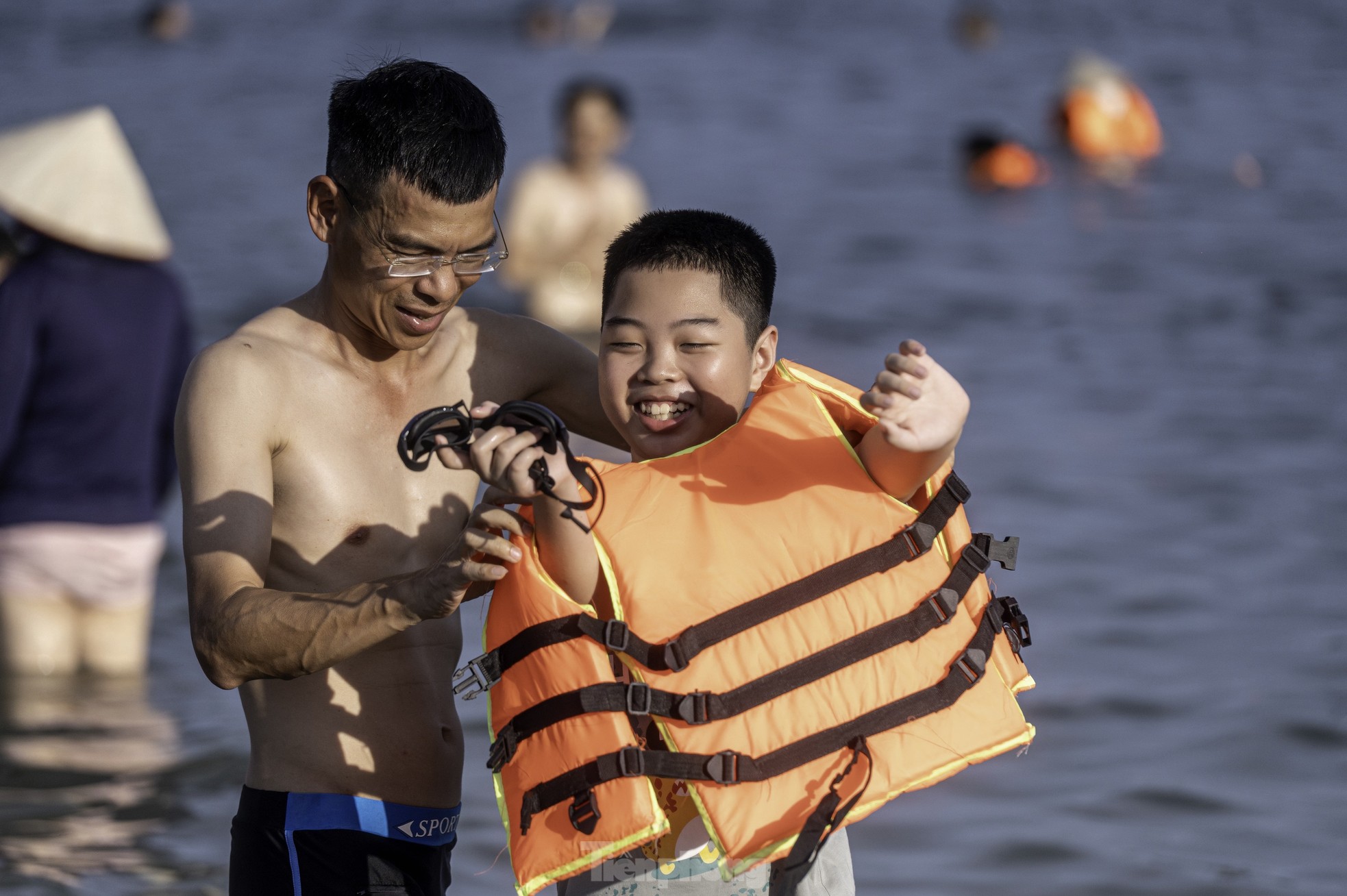 Người dân Hạ Long đưa trẻ nhỏ ra biển tránh nóng - Ảnh 11. Người dân Hạ Long đưa trẻ nhỏ ra biển tránh nóng - Ảnh 11.