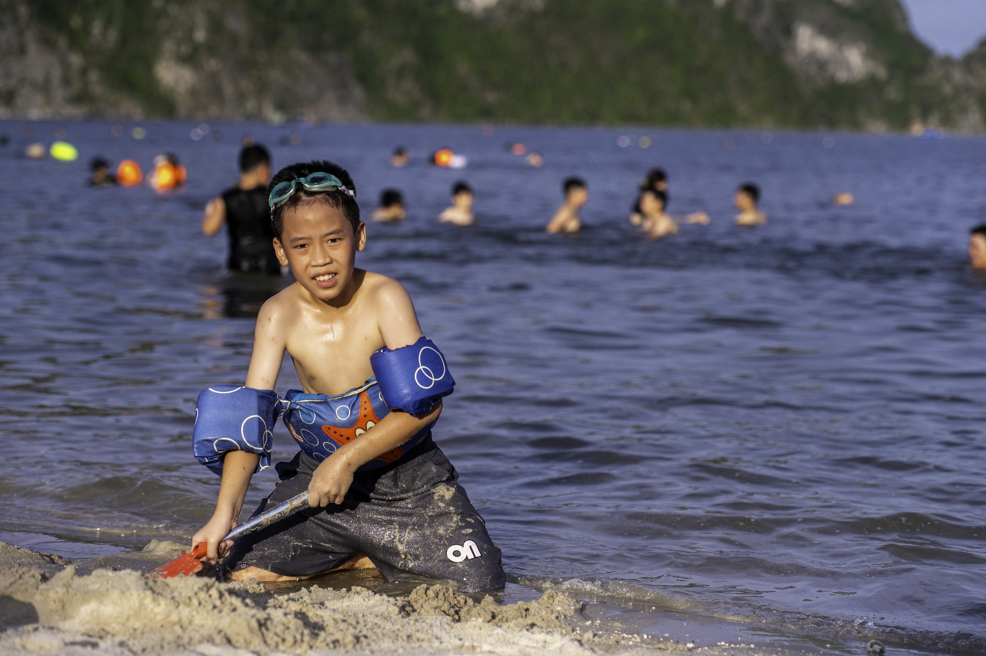 Người dân Hạ Long đưa trẻ nhỏ ra biển tránh nóng - Ảnh 3. Người dân Hạ Long đưa trẻ nhỏ ra biển tránh nóng - Ảnh 3.