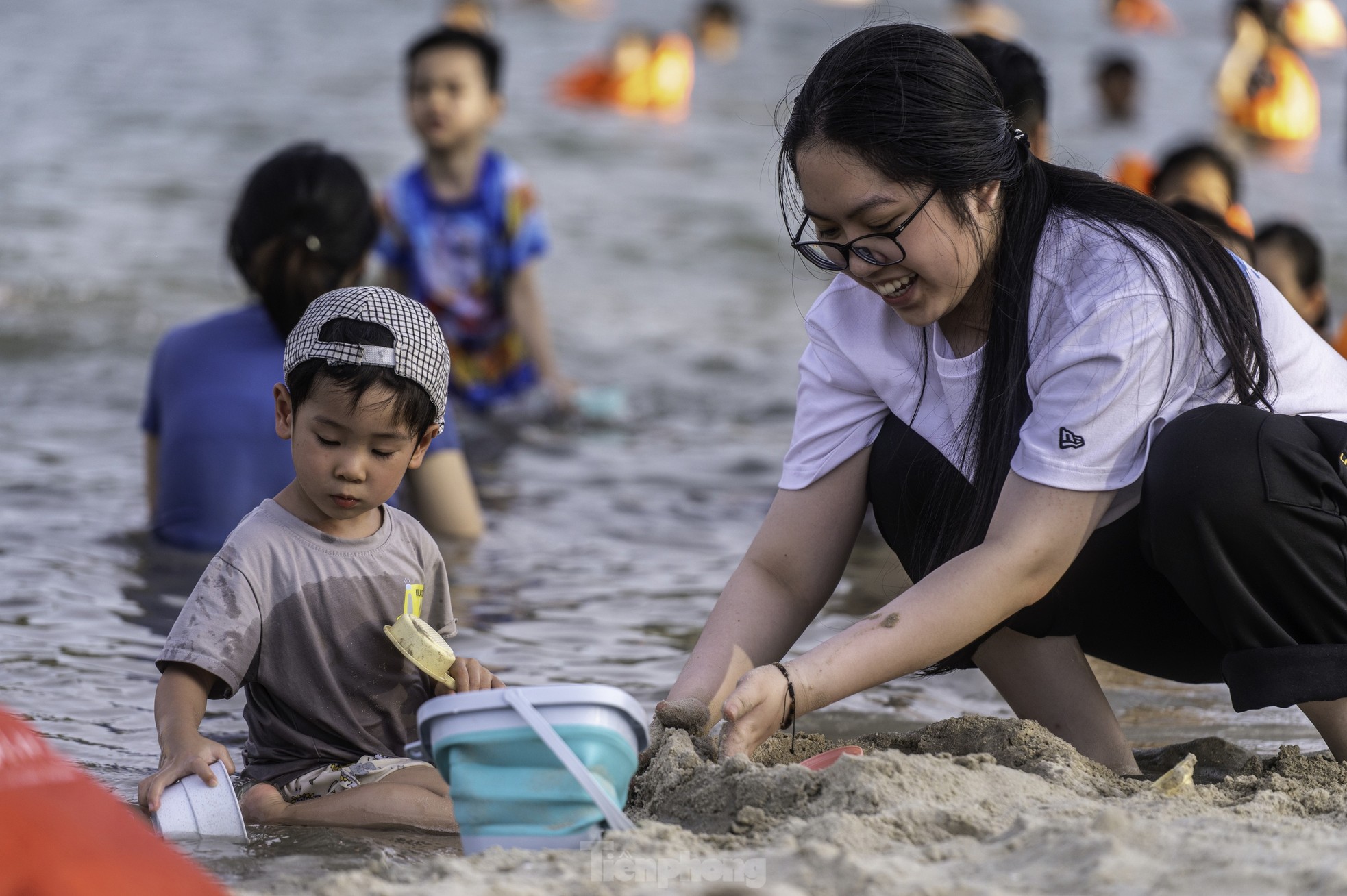 Người dân Hạ Long đưa trẻ nhỏ ra biển tránh nóng - Ảnh 6. Người dân Hạ Long đưa trẻ nhỏ ra biển tránh nóng - Ảnh 6.
