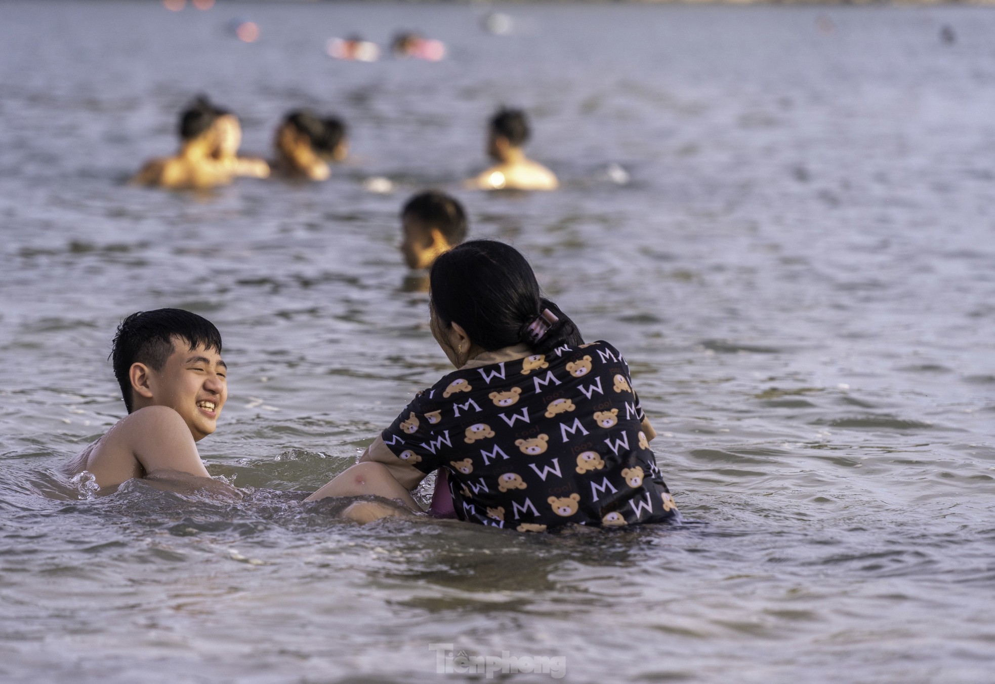 Người dân Hạ Long đưa trẻ nhỏ ra biển tránh nóng - Ảnh 17. Người dân Hạ Long đưa trẻ nhỏ ra biển tránh nóng - Ảnh 17.