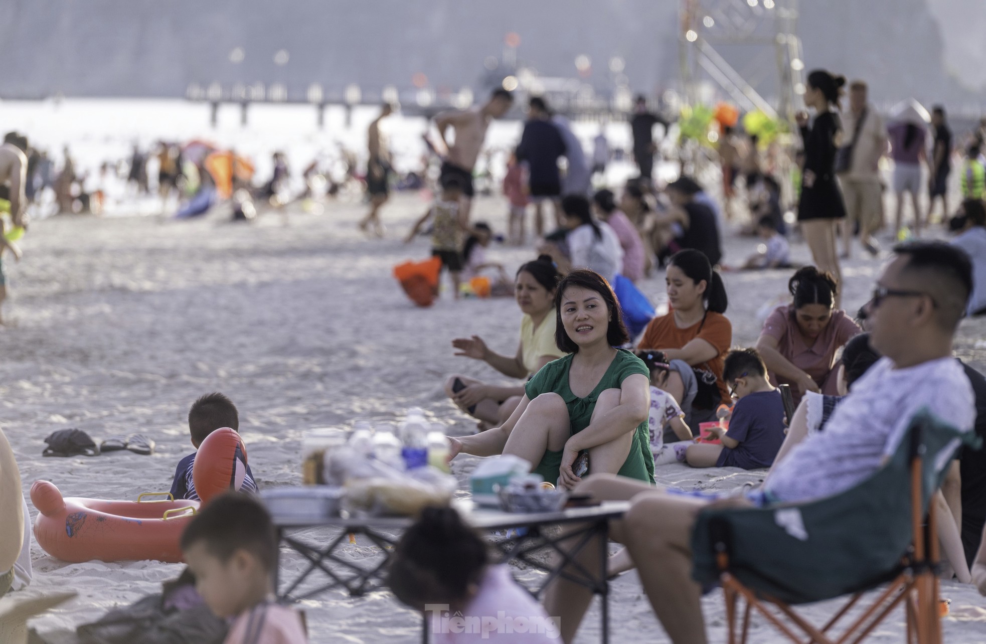 Người dân Hạ Long đưa trẻ nhỏ ra biển tránh nóng - Ảnh 23. Người dân Hạ Long đưa trẻ nhỏ ra biển tránh nóng - Ảnh 23.