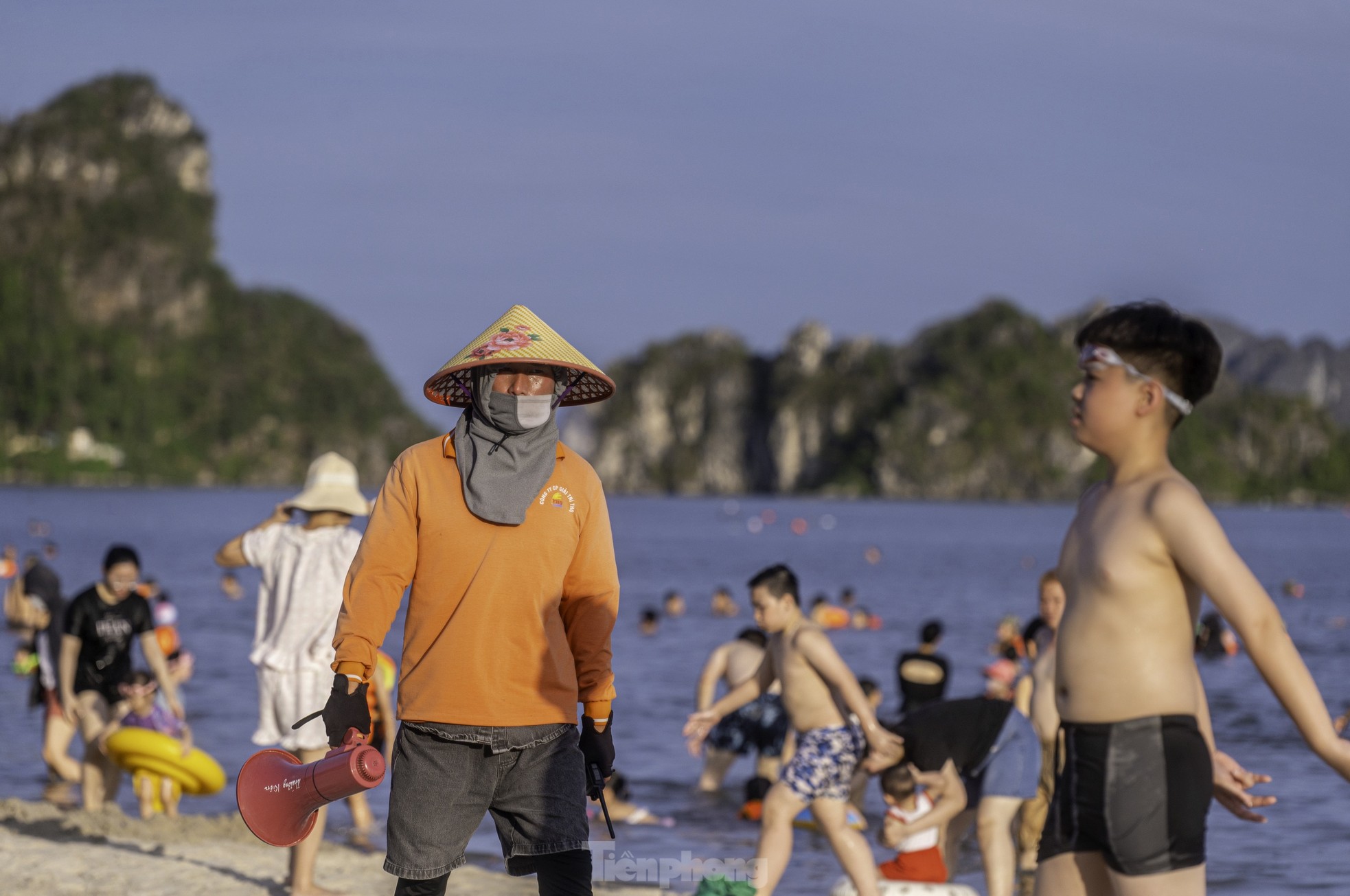 Người dân Hạ Long đưa trẻ nhỏ ra biển tránh nóng - Ảnh 13. Người dân Hạ Long đưa trẻ nhỏ ra biển tránh nóng - Ảnh 13.