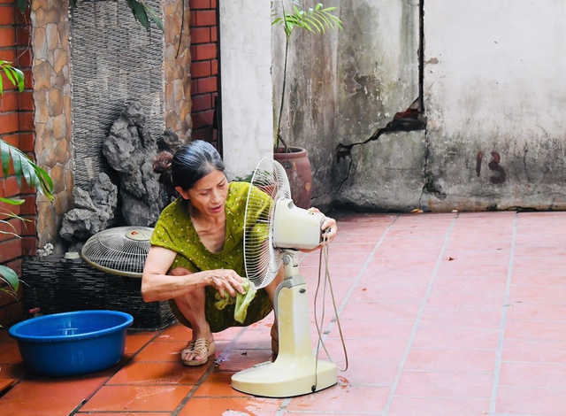 Hà Nội vào mùa "hao điện": Người dân rửa quạt, lắp thêm điều hoà, tìm đủ mọi cách vượt qua nắng nóng - Ảnh 11. Hà Nội vào mùa "hao điện": Người dân rửa quạt, lắp thêm điều hoà, tìm đủ mọi cách vượt qua nắng nóng - Ảnh 11.