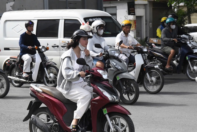 Hà Nội vào mùa "hao điện": Người dân rửa quạt, lắp thêm điều hoà, tìm đủ mọi cách vượt qua nắng nóng - Ảnh 3. Hà Nội vào mùa "hao điện": Người dân rửa quạt, lắp thêm điều hoà, tìm đủ mọi cách vượt qua nắng nóng - Ảnh 3.