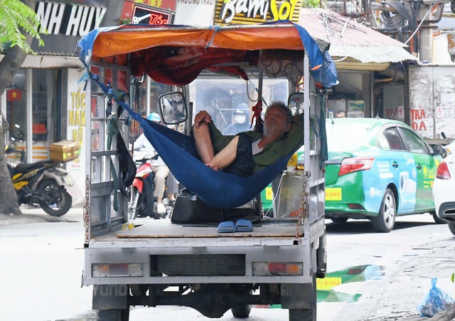 Hà Nội vào mùa "hao điện": Người dân rửa quạt, lắp thêm điều hoà, tìm đủ mọi cách vượt qua nắng nóng - Ảnh 9. Hà Nội vào mùa "hao điện": Người dân rửa quạt, lắp thêm điều hoà, tìm đủ mọi cách vượt qua nắng nóng - Ảnh 9.