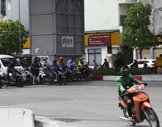 Hà Nội vào mùa "hao điện": Người dân rửa quạt, lắp thêm điều hoà, tìm đủ mọi cách vượt qua nắng nóng - Ảnh 7. Hà Nội vào mùa "hao điện": Người dân rửa quạt, lắp thêm điều hoà, tìm đủ mọi cách vượt qua nắng nóng - Ảnh 7.