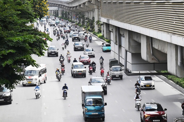 Hà Nội vào mùa "hao điện": Người dân rửa quạt, lắp thêm điều hoà, tìm đủ mọi cách vượt qua nắng nóng - Ảnh 1. Hà Nội vào mùa "hao điện": Người dân rửa quạt, lắp thêm điều hoà, tìm đủ mọi cách vượt qua nắng nóng - Ảnh 1.