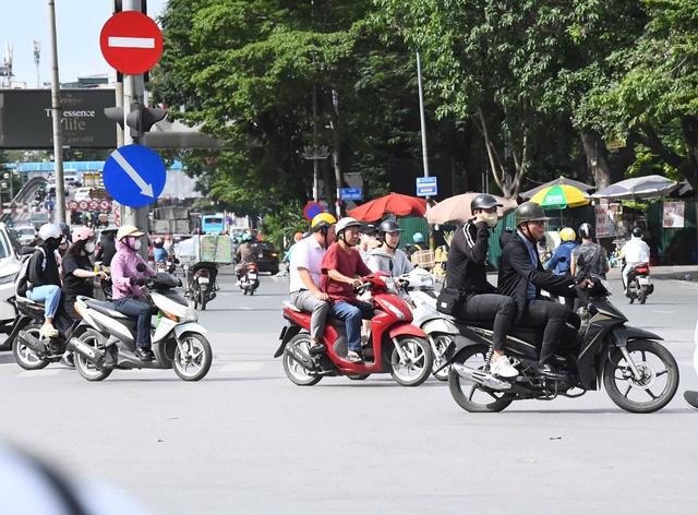 Hà Nội vào mùa "hao điện": Người dân rửa quạt, lắp thêm điều hoà, tìm đủ mọi cách vượt qua nắng nóng - Ảnh 4. Hà Nội vào mùa "hao điện": Người dân rửa quạt, lắp thêm điều hoà, tìm đủ mọi cách vượt qua nắng nóng - Ảnh 4.