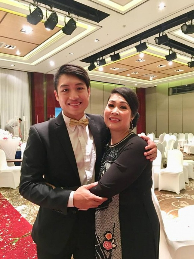 Bao nhiêu năm, sao Việt này mới tiết lộ danh tính cha mẹ: Cực Bao nhiêu năm, sao Việt này mới tiết lộ danh tính cha mẹ: Cực