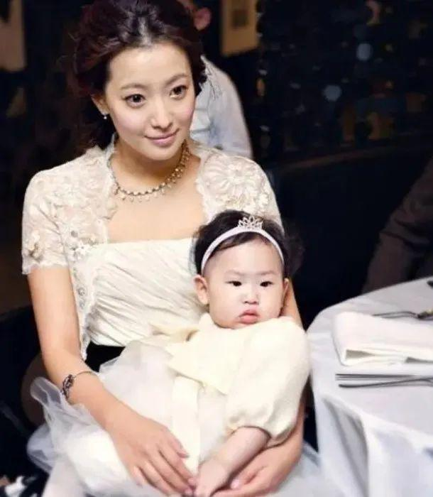 Con gái diễn viên nổi tiếng bị chê &quot;mẹ tiên đẻ con cú&quot;, ngoại hình sau 16 năm khiến những người soi mói năm xưa quá xấu hổ - Ảnh 1.