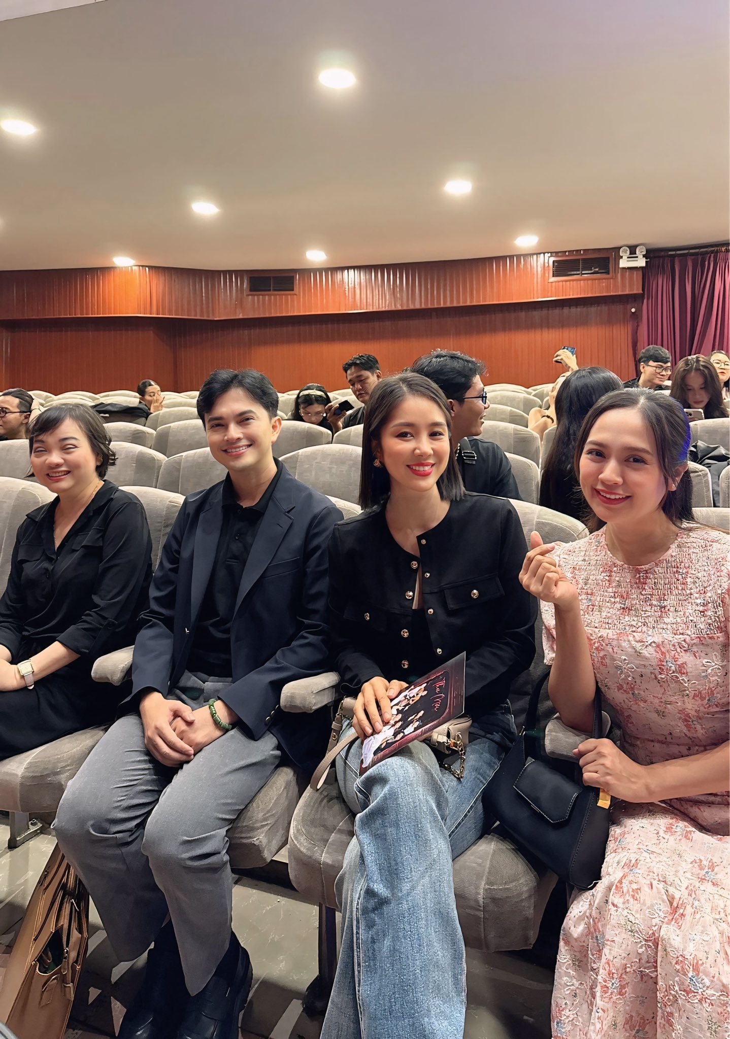Lê Phương trở lại trường cũ, netizen nghẹn ngào nhắc tên cố nghệ sĩ Quý Bình: “Mối tình của em và anh ấy đẹp quá…” - Ảnh 1. Lê Phương trở lại trường cũ, netizen nghẹn ngào nhắc tên cố nghệ sĩ Quý Bình: “Mối tình của em và anh ấy đẹp quá…” - Ảnh 1.