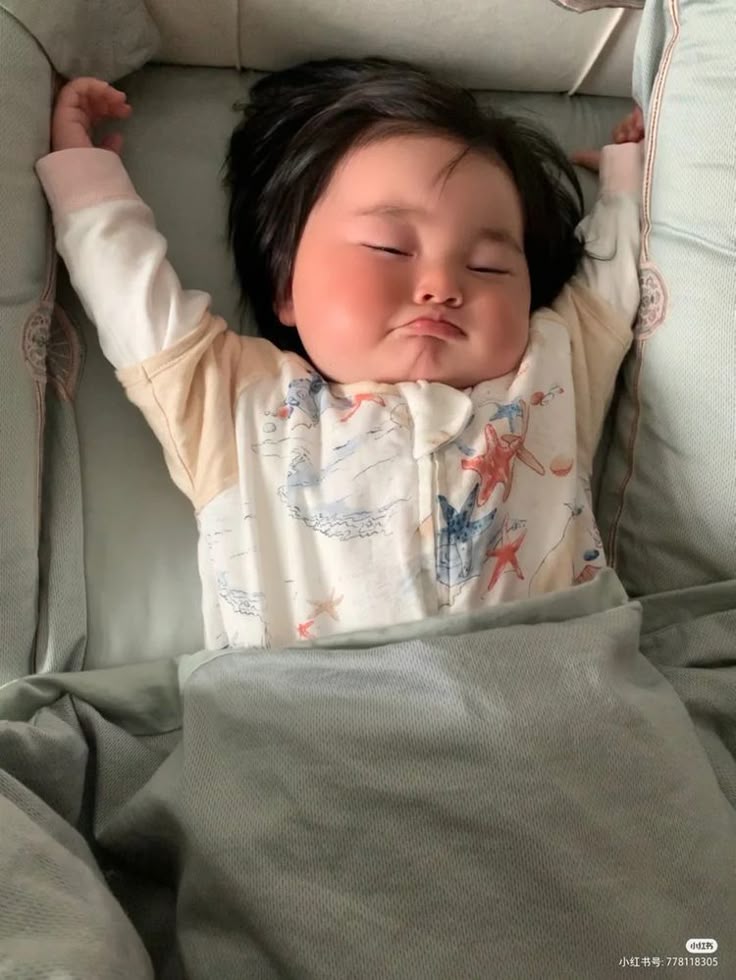 Bật điều hòa thì sợ con lạnh, đắp chăn lại sợ con nóng: Dấu hiệu nào để nhận biết trẻ bị nóng khi đang ngủ- Ảnh 1.